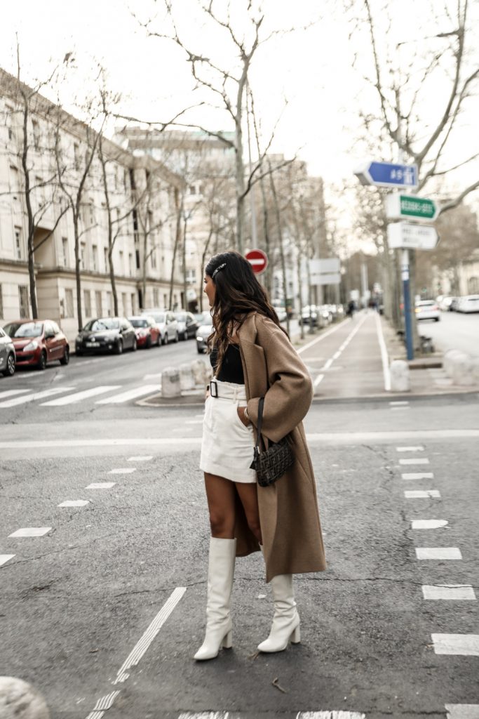 Des bottes blanches avec un manteau.