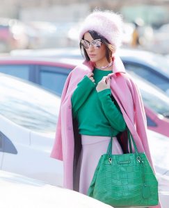 Skirt merah jambu dengan sweater.