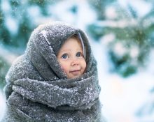 niños abrigados en invierno