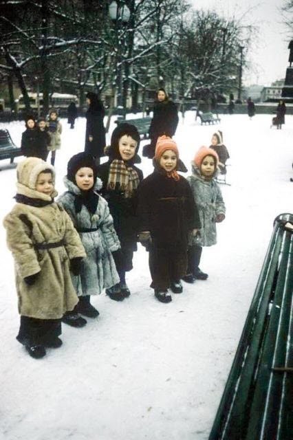 niños de la URSS envueltos en ropa en invierno