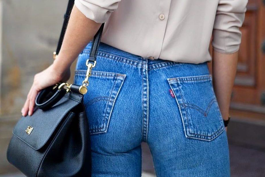 Poches arrières de jeans pour de belles fesses