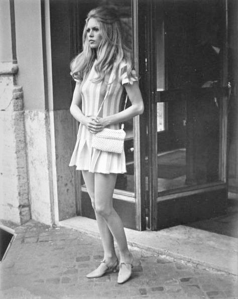 Brigitte Bardot topuklu ayakkabılarla