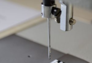 insertar una aguja en una máquina de coser