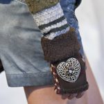 Broche et gants