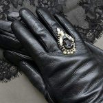 Broche y guantes