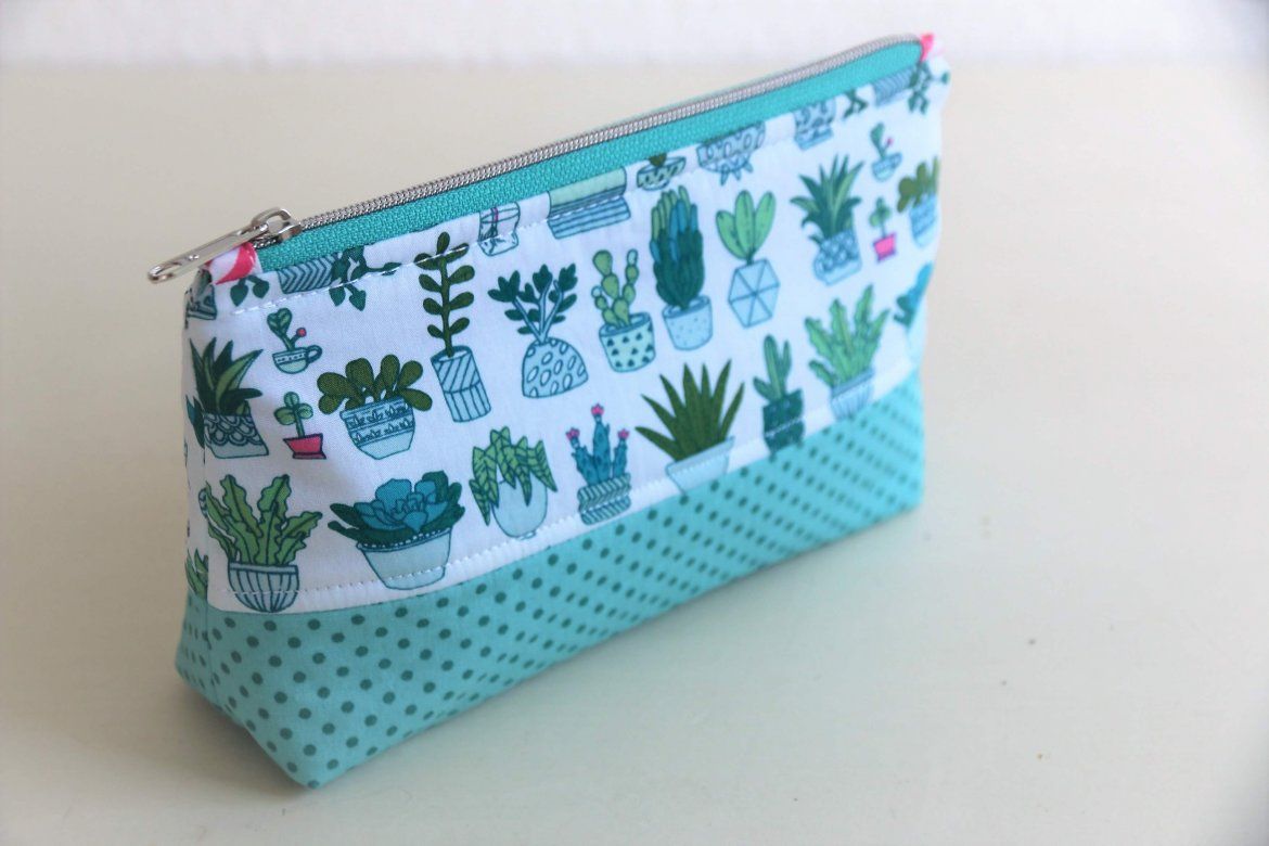 How to sew a cosmetic bag with a lining and a zipper