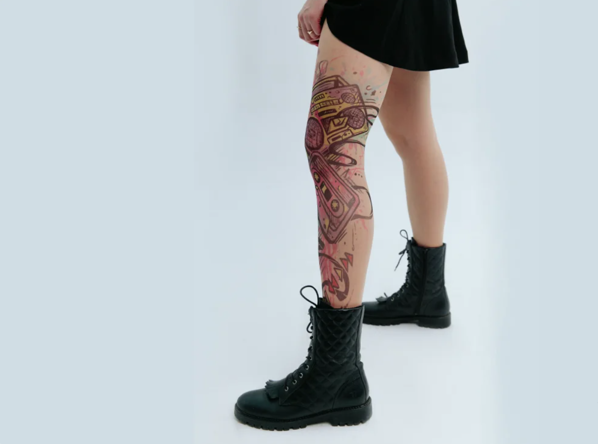 Meia-calça com estampas de tatuagem