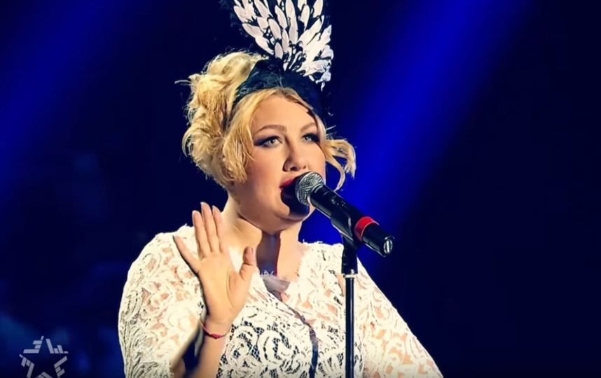 Eva Polna con un sombrero decorado con plumas.