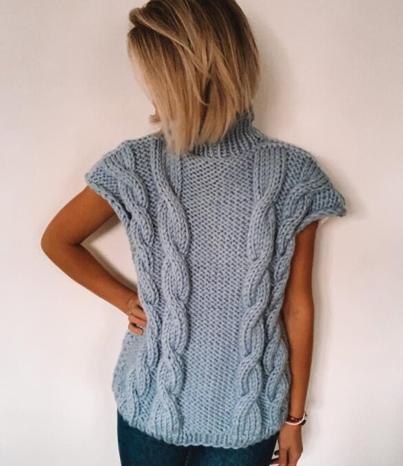 Vest with a pattern of large braids