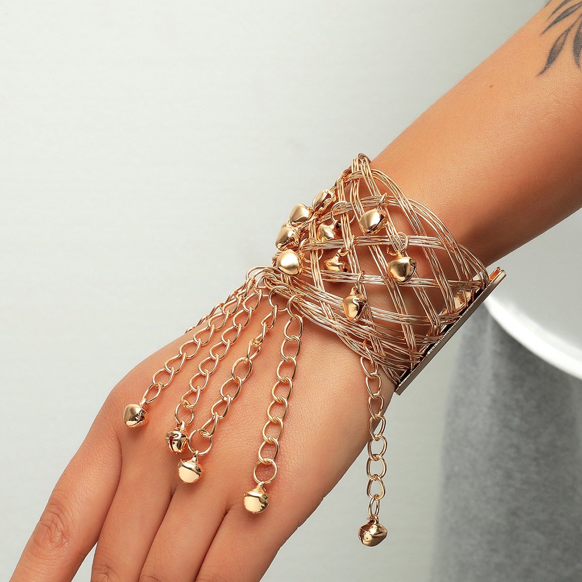 Armband mit Anhängern.