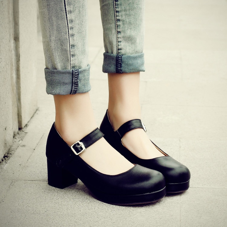 Zapatos de plataforma con jeans.