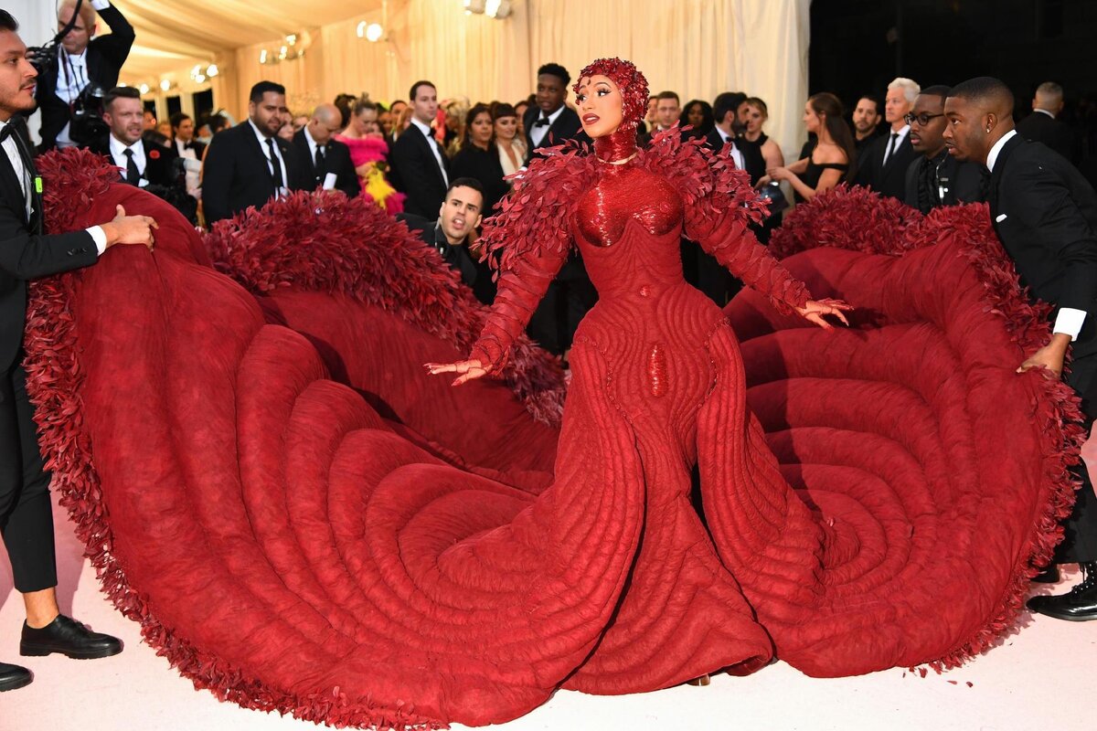 Cardi B dans une robe ridicule