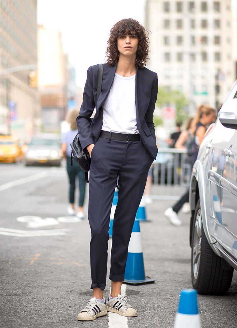 Traje con camiseta.