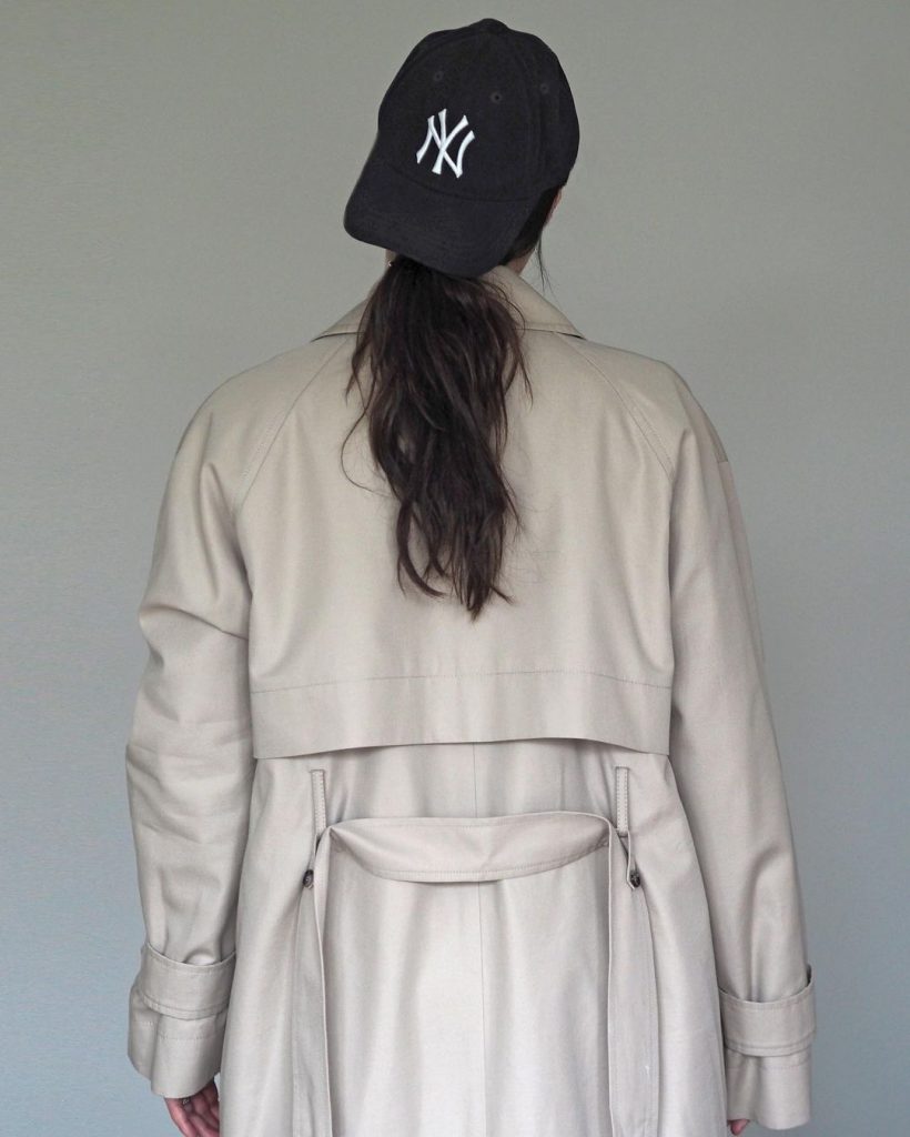 Baseball cap na may trench coat.