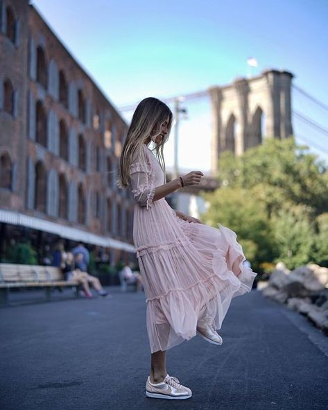 Rosa Kleid mit Turnschuhen.