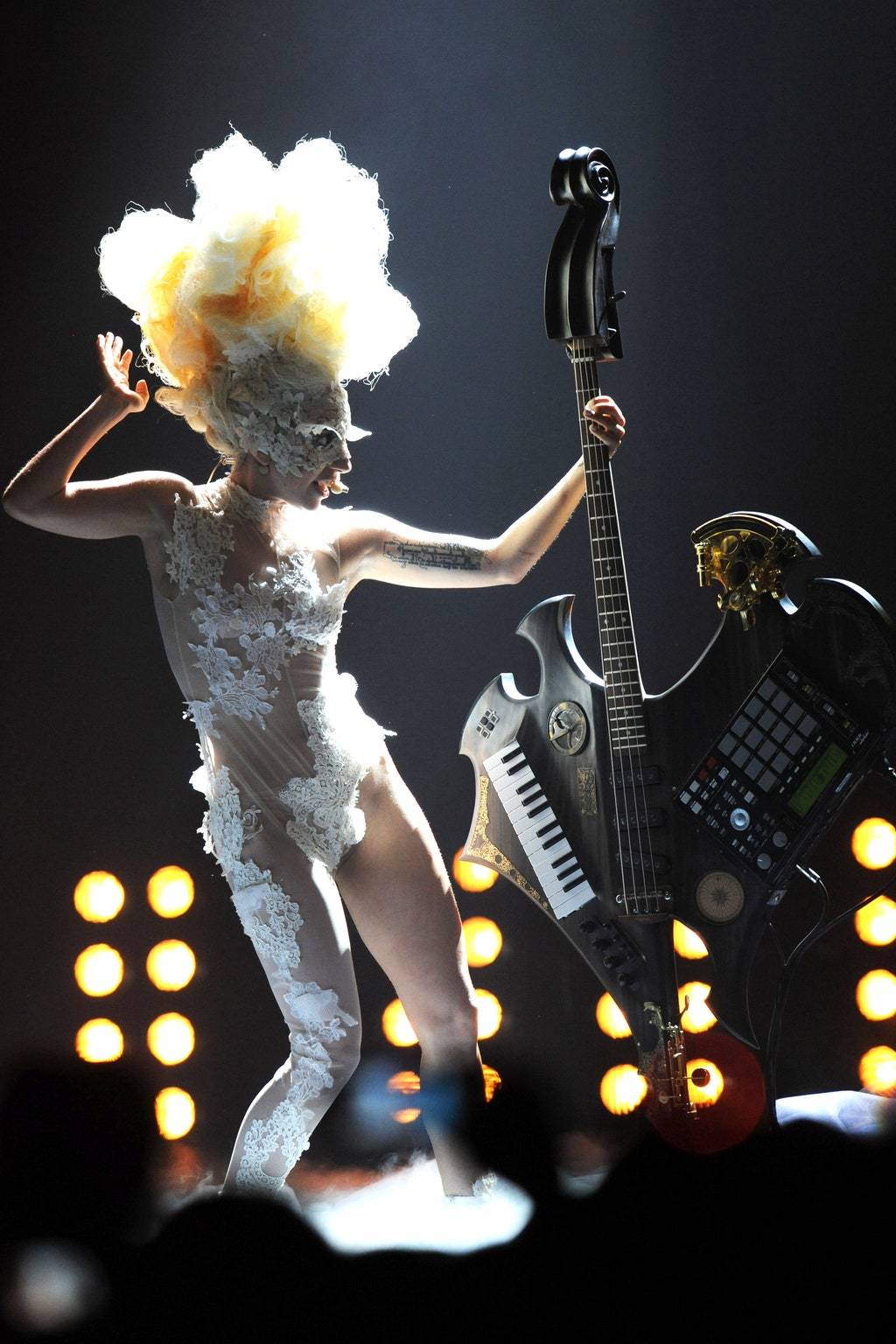 Sheer jumpsuit sa performance ni Lady Gaga