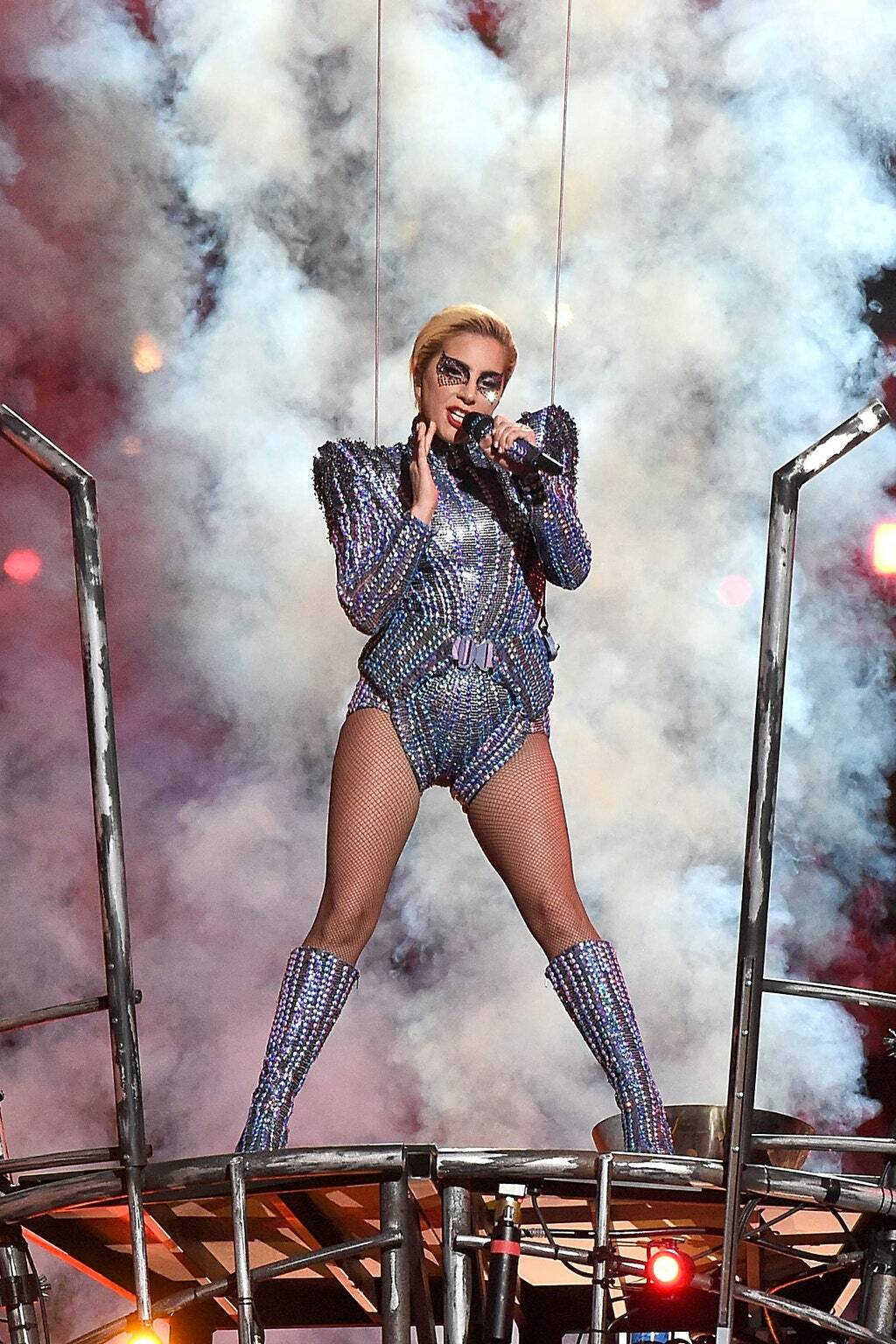 Ang kumikinang na bodysuit ni Lady Gaga