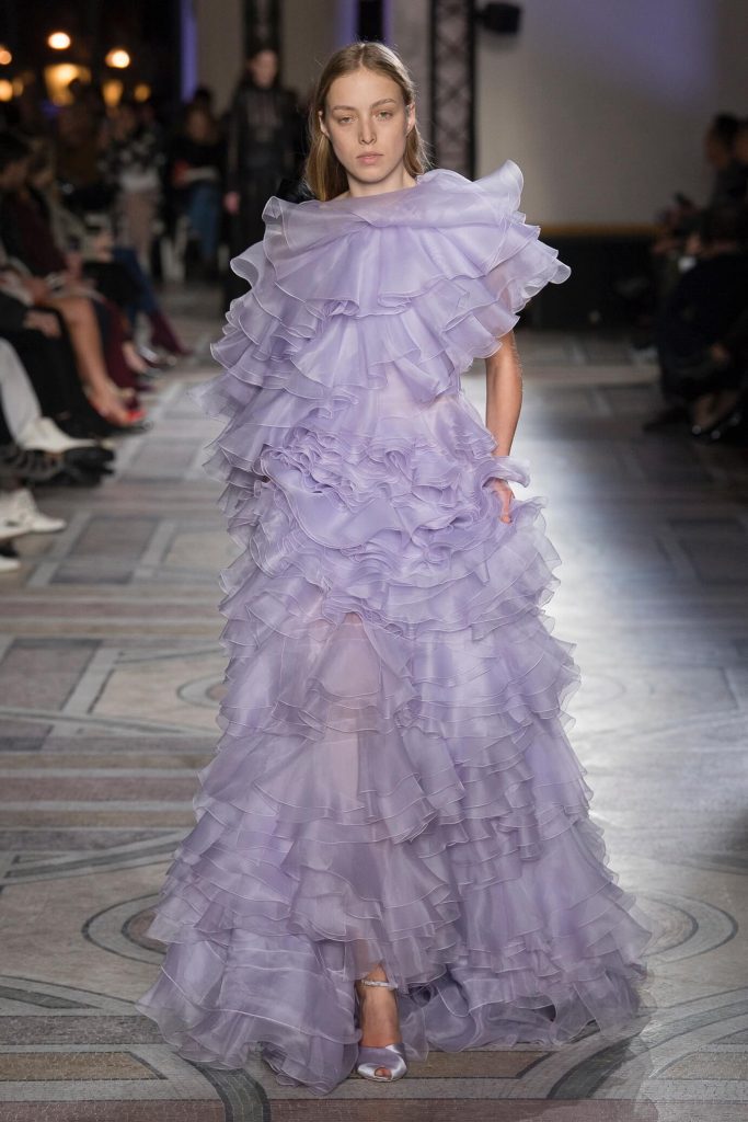 Robe lilas luxuriante à volants.