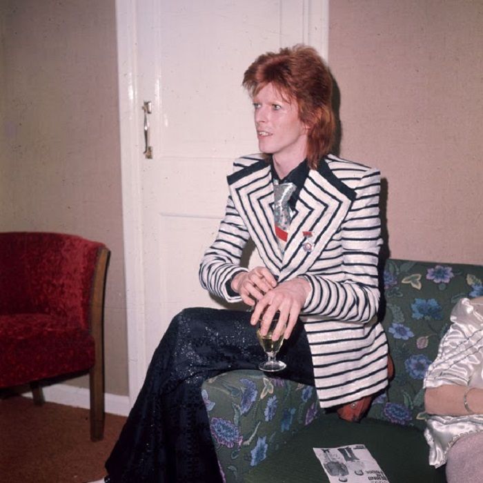 David Bowie con pantalones acampanados