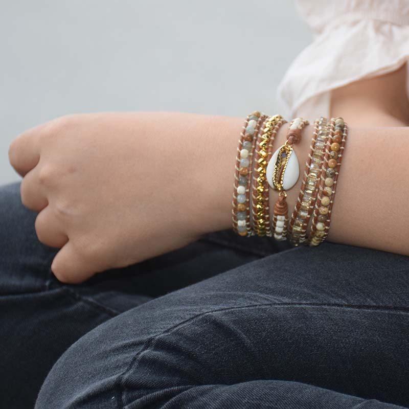 Plusieurs bracelets.