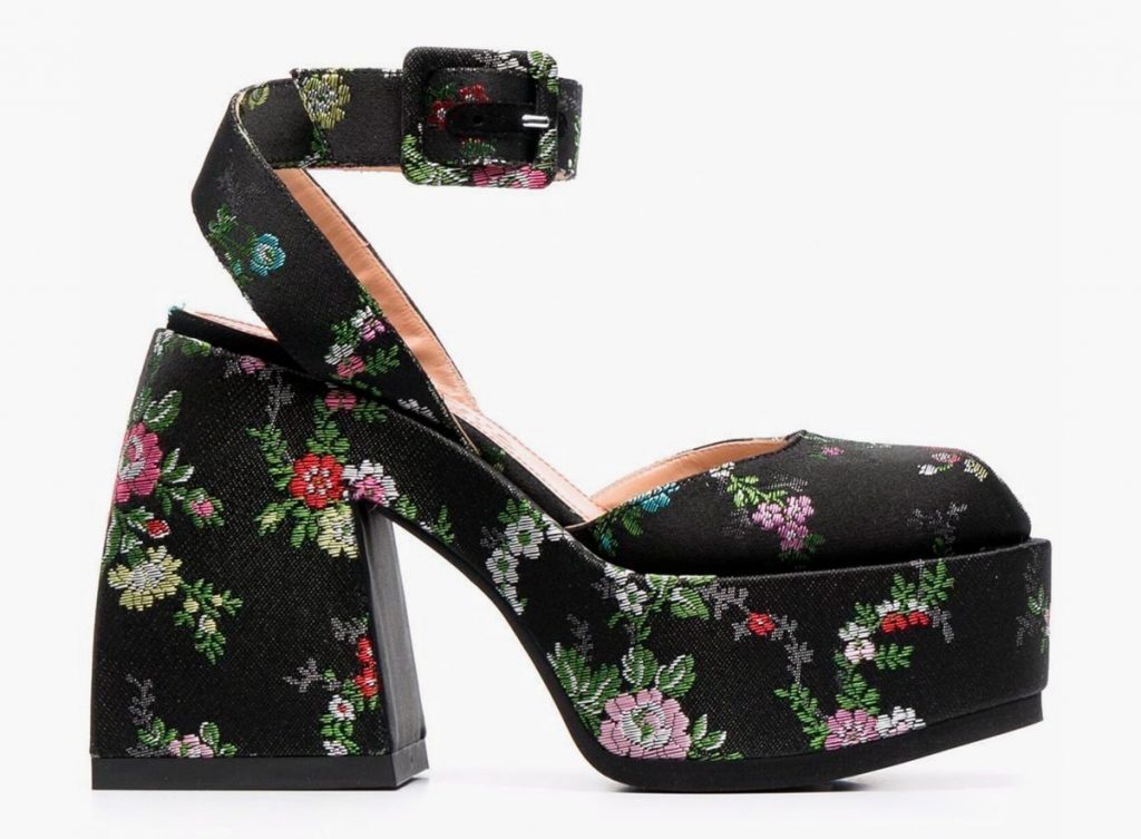 Floral na sapatos ni Nodaleto