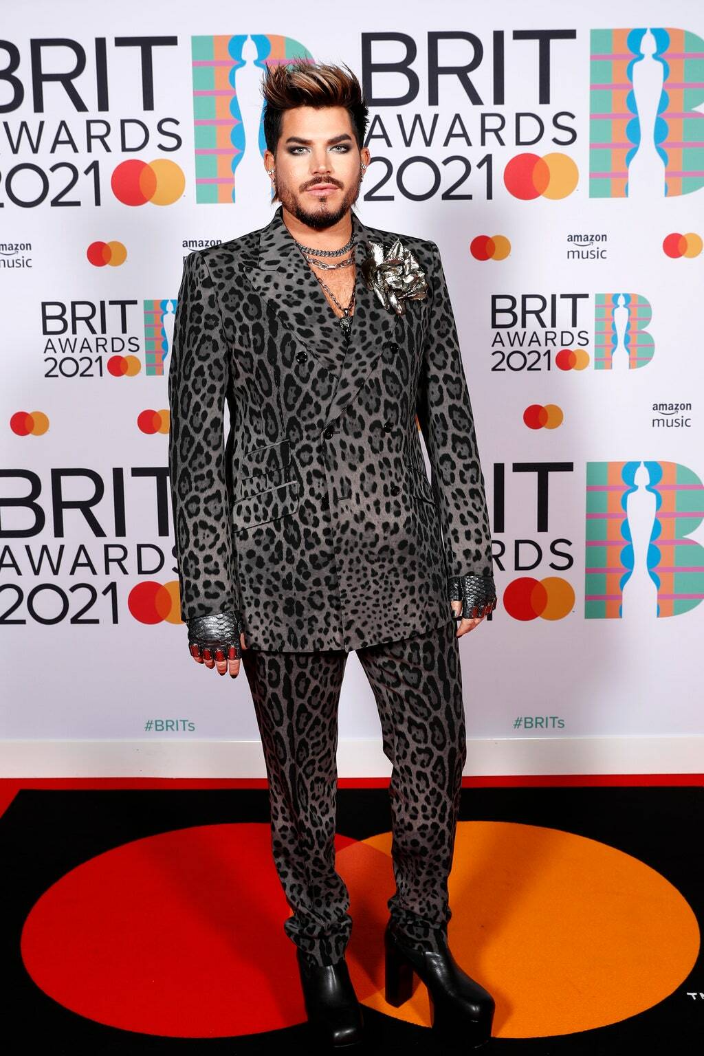 Adam Lambert bij de BRIT Awards 2021