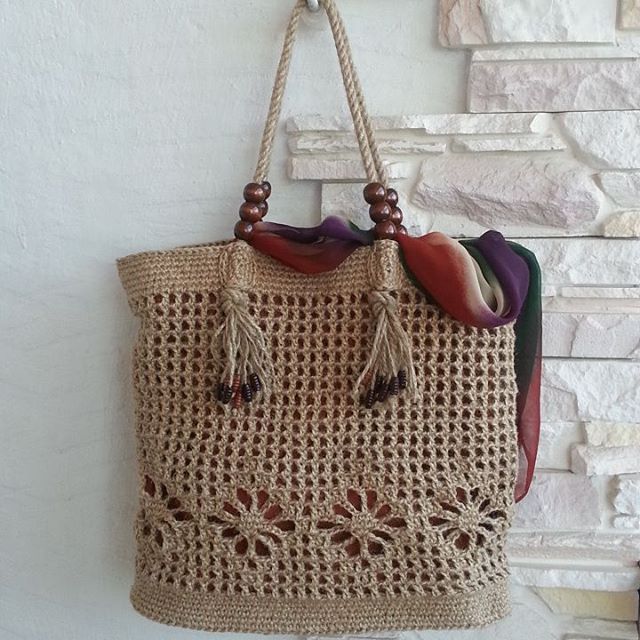 Sac tricoté avec perles en bois