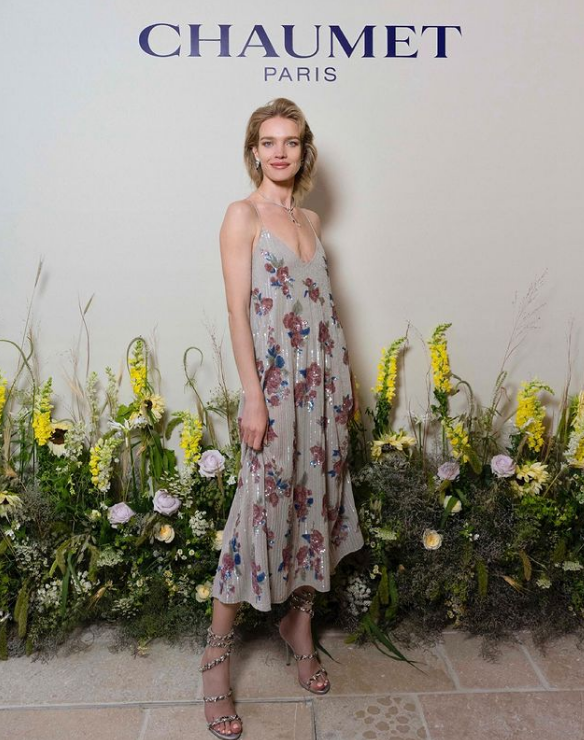 Natalia Vodianova i sandaler med slips