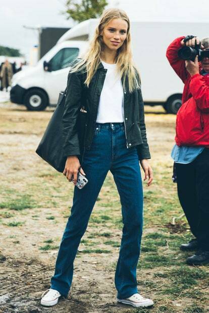 Look estilo adolescente con camiseta blanca.