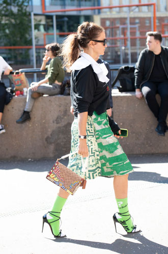 Experimentando con sandalias y calcetines en tu look