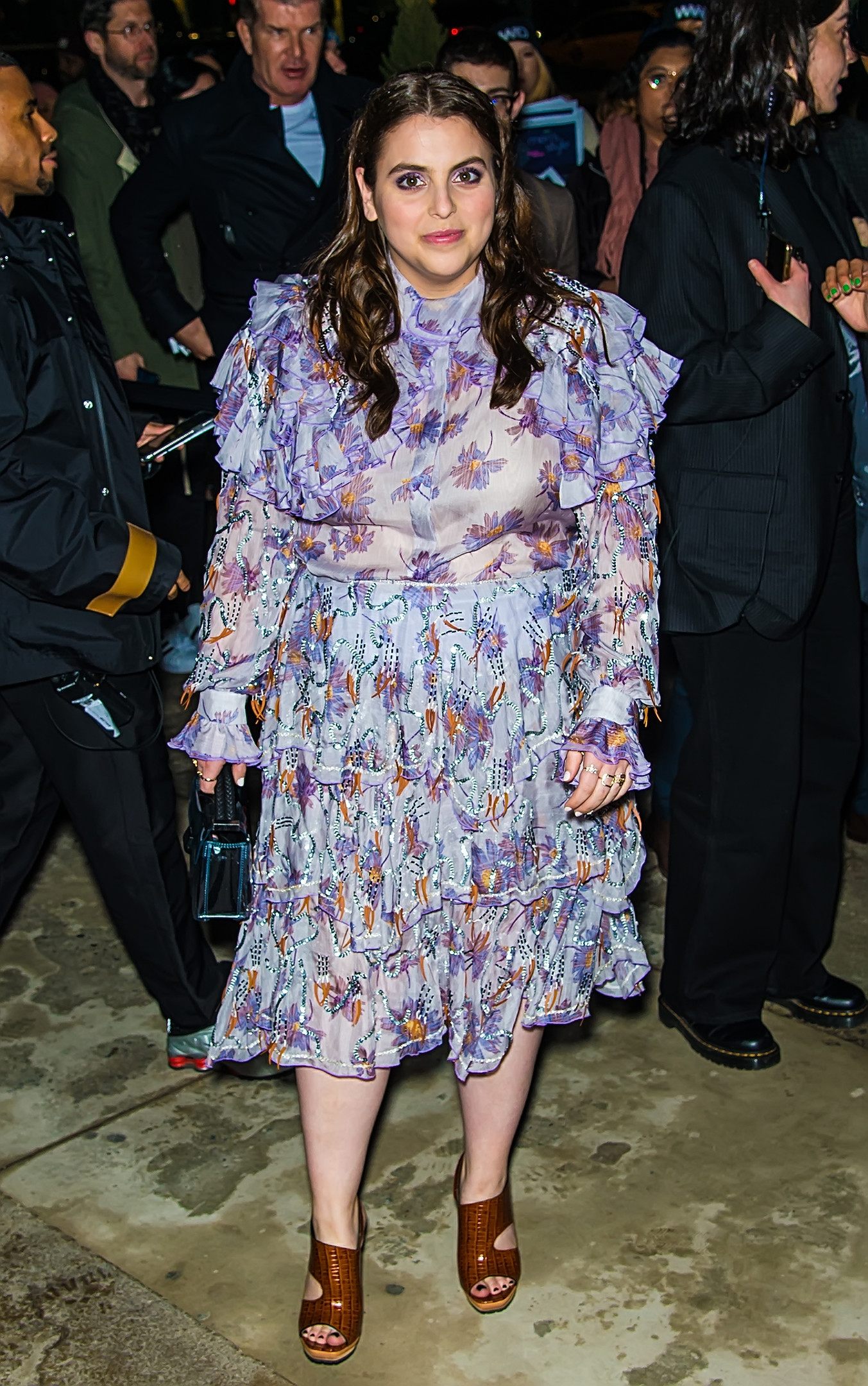 Beanie Feldstein i en blomsterkjole