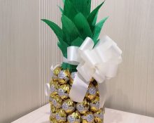 Ananas dintr-o sticlă și dulciuri.