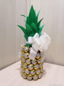 Piña de botella y dulces.