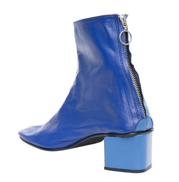 Blaue Stiefeletten.