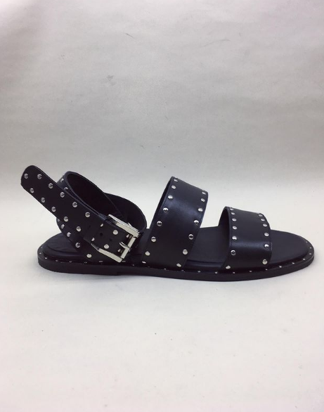 Sandalen met studs.