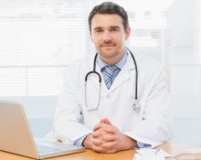 depositphotos_39179963-stockfoto-mannelijke-dokter-met-laptop-bij