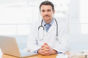 depositphotos_39179963-stockfoto-mannelijke-dokter-met-laptop-bij