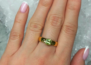 Anillo con peridoto