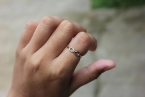 Segno dell'infinito sull'anello