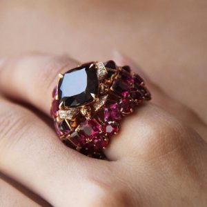 Batu garnet dalam cincin