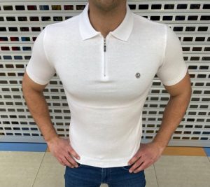 Hombre con una hermosa camisa polo