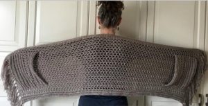 Knitted scarf with pockets