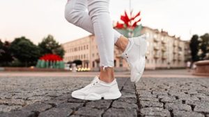 Zapatillas de mujer de moda.