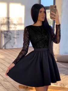 Mică rochie neagră elegantă