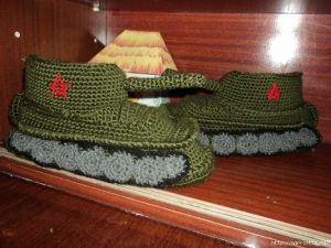 Slippers in the form of a tank