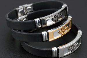 Rubber bracelet with gold