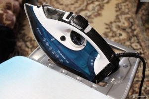 How to place an iron on an ironing board