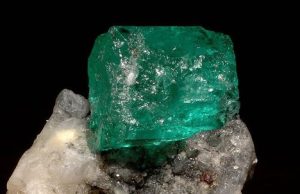 Emerald beryl what kind of stone is it