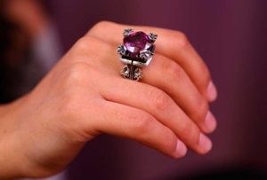 How to distinguish real alexandrite from artificial one