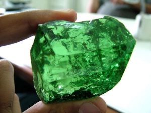 Description of the tsavorite stone